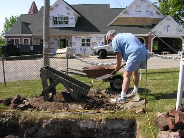 images/Oil_House/3 - Ricking sifting.jpg